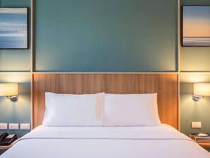 Superior Room, 1 Queen Bed | In-room safe, blackout curtains, iron/ironing board