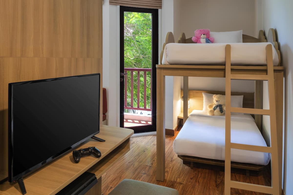 Chambre familiale, Plusieurs lits | Coffre-fort, rideaux dâobscurcissement, fer et planche Ă repasser