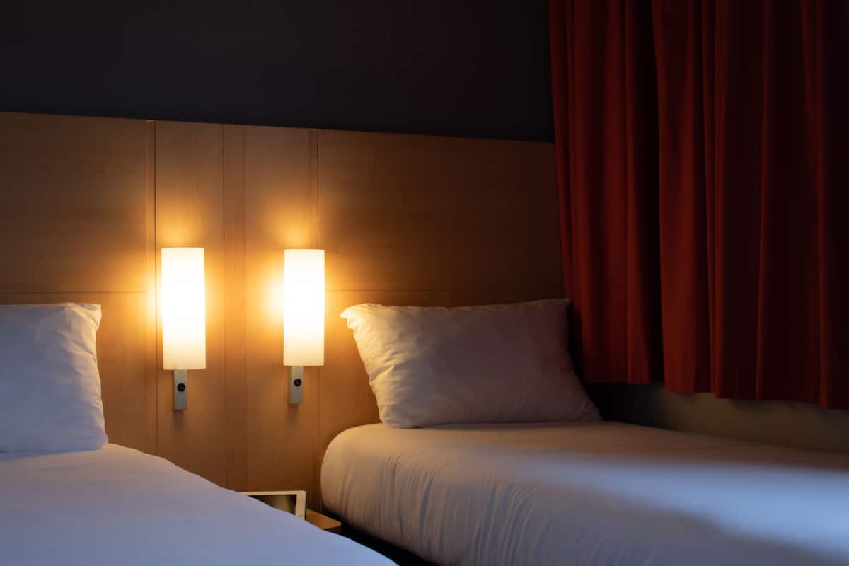 standard room, 2 single beds | premium bedding, desk, blackout curtains, soundproofing