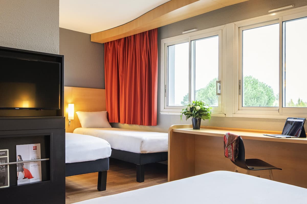 standard room, 2 single beds | premium bedding, desk, blackout curtains, soundproofing