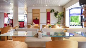 Frukostbuffé varje dag (EUR 9.90 per person)