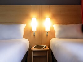 Habitación estándar, 2 camas individuales | Ropa de cama de alta calidad, escritorio, cortinas opacas