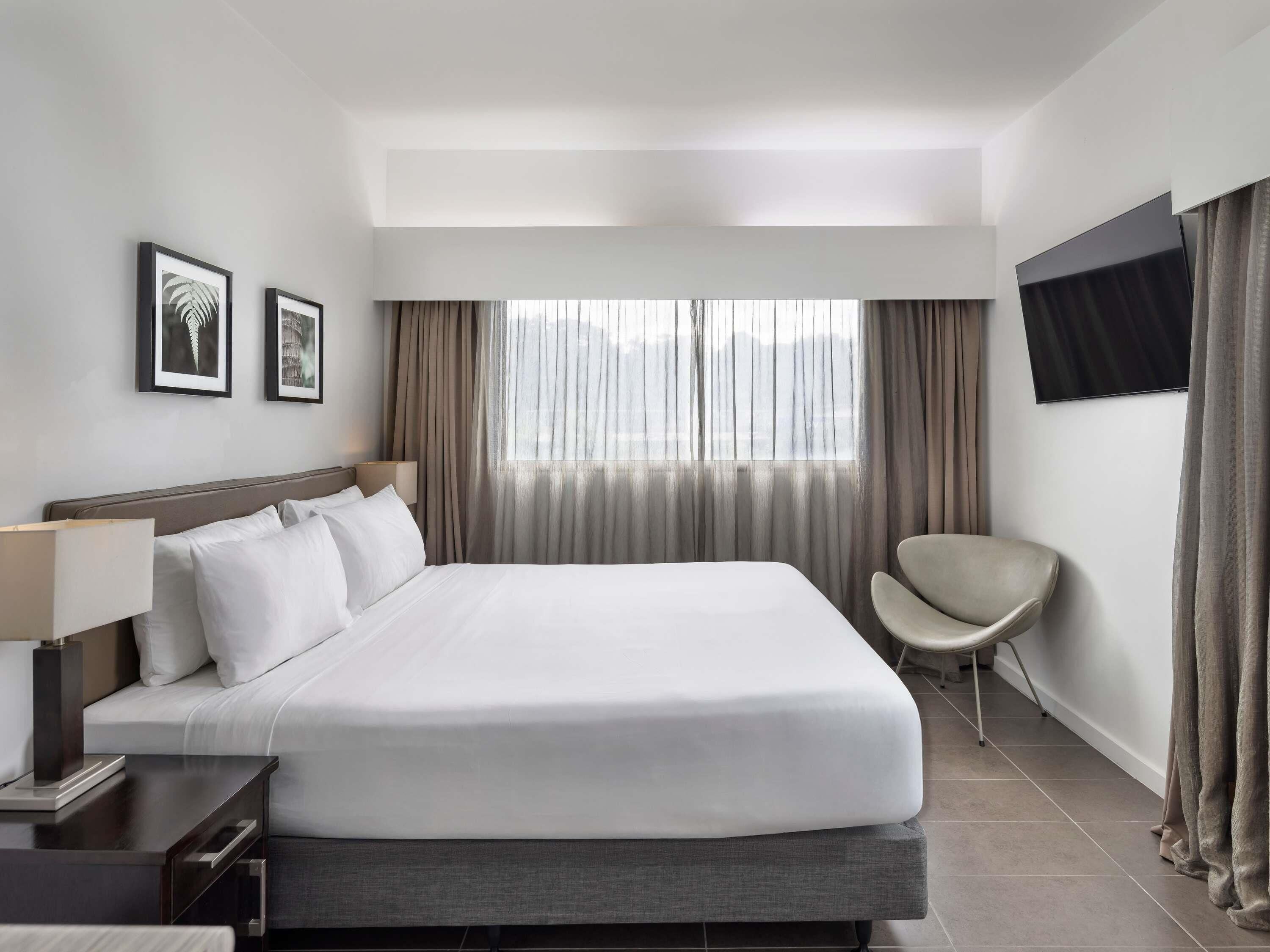 Rom – standard, 1 kingsize-seng | Sengetøy av topp kvalitet, senger med Select Comfort-madrass og minibar