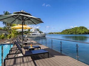 Piscine extérieure, parasols de plage, chaises longues
