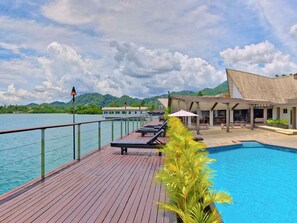 Outdoor pool, pool umbrellas, sun loungers - Novotel Suva Lami Bay (Suva)