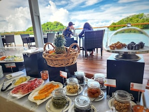 Daily buffet breakfast (FJD 39.00 per person)