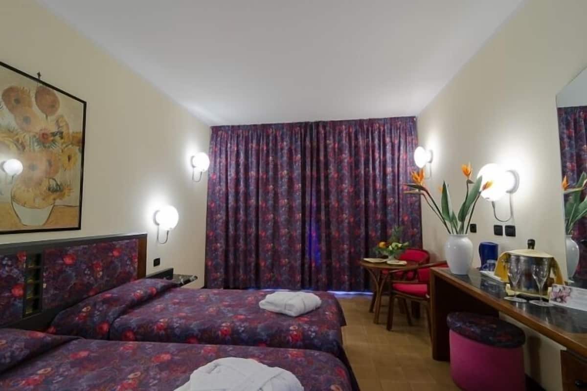 Standard Double Room | Minibar, in-room safe, desk