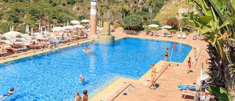 Piscina interna, piscina externa sazonal, guarda-sóis, espreguiçadeiras