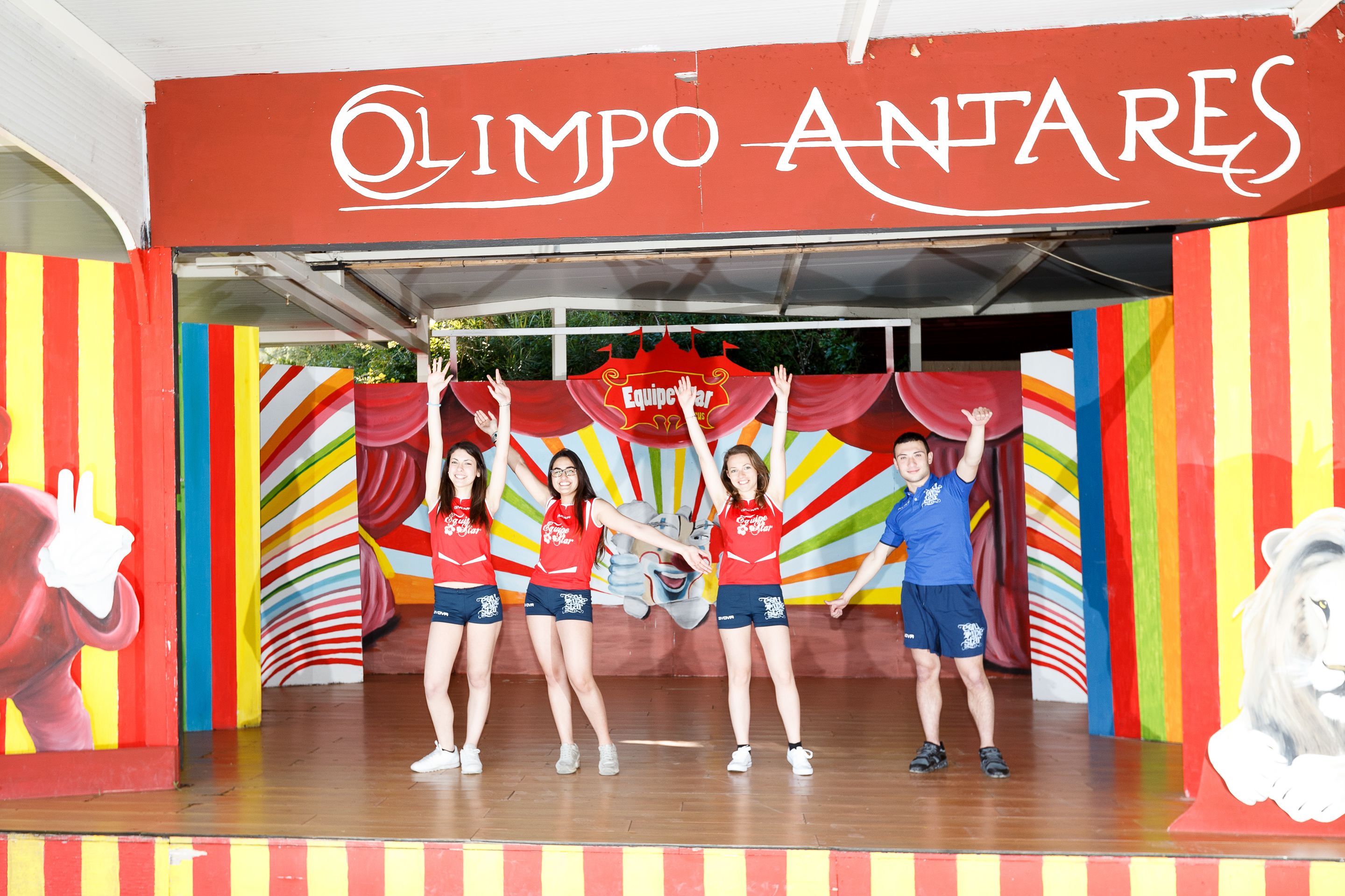 Une scène avec un décor coloré et un groupe de pom-pom girls qui se produisent.