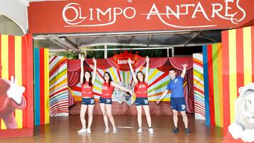 Une scène avec un décor coloré et un groupe de pom-pom girls qui se produisent.