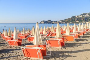 Privat strand i närheten, solstolar och parasoller