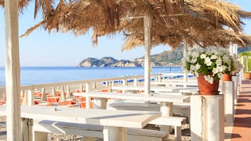 Playa privada cerca, tumbonas, sombrillas y toallas de playa