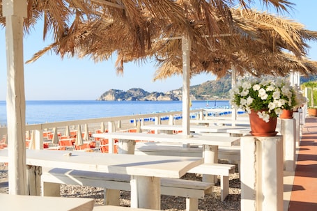 Spiaggia privata nelle vicinanze, lettini da mare, ombrelloni. Hotel Olimpo Le Terrazze