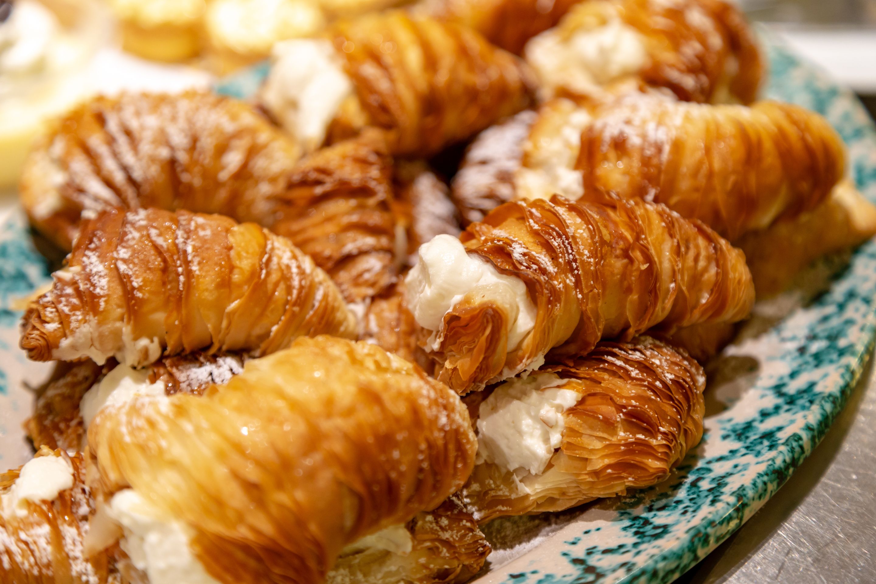 Une assiette de croissants fourrés à la crème.