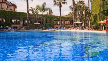 Outdoor pool, pool loungers