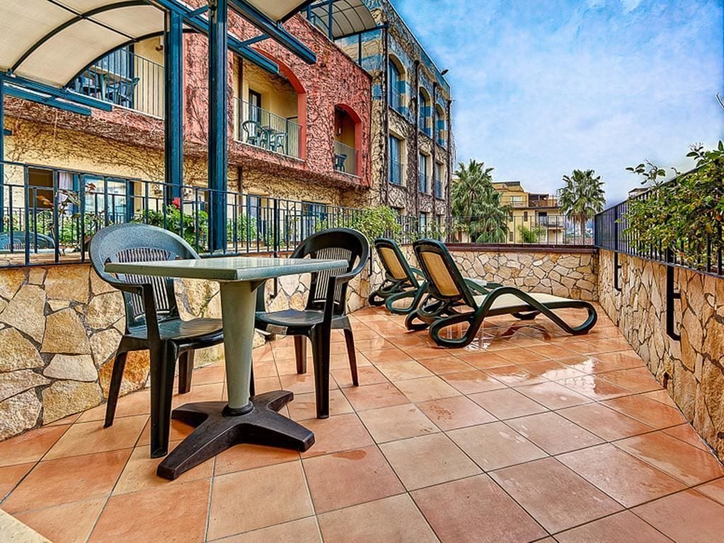 Quadrupla Deluxe, balcone | Materassi a doppio strato, minibar, una cassaforte in camera