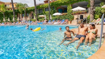 Outdoor pool, pool loungers