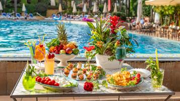 2 restaurants, breakfast, lunch, dinner served; international cuisine