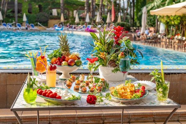 2 restaurants, breakfast, lunch, dinner served; international cuisine