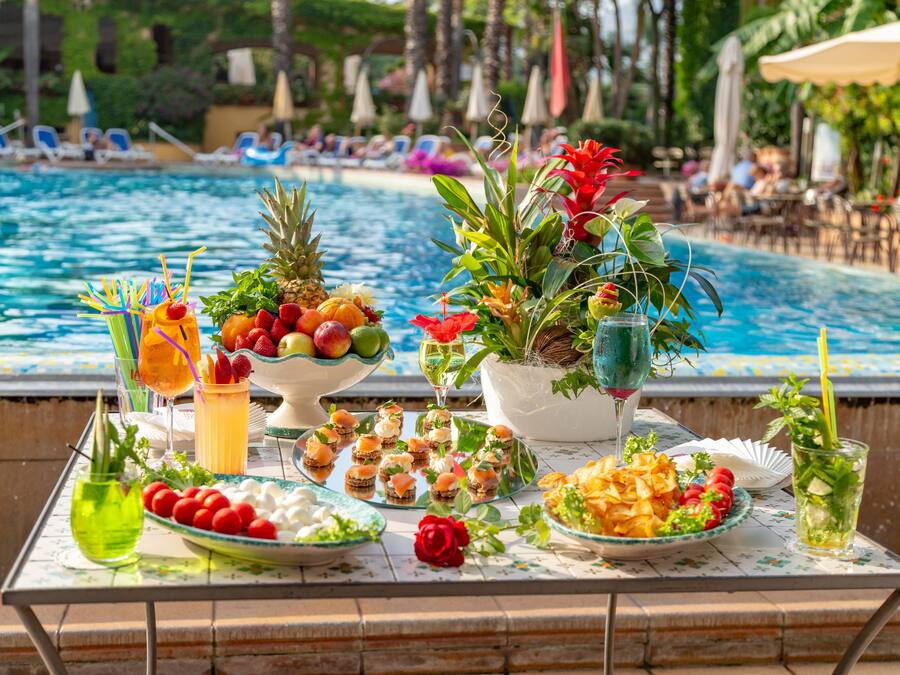 2 restaurants; breakfast, lunch and dinner served