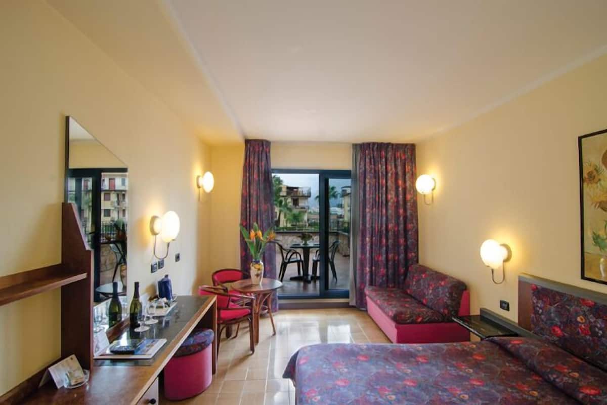 Deluxe Double or Twin Room, Balcony | Pillow-top beds, minibar, in-room safe, desk