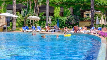 Outdoor pool, sun loungers