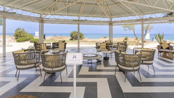 4 restaurantes; se sirven desayunos, almuerzos y cocina mediterránea
