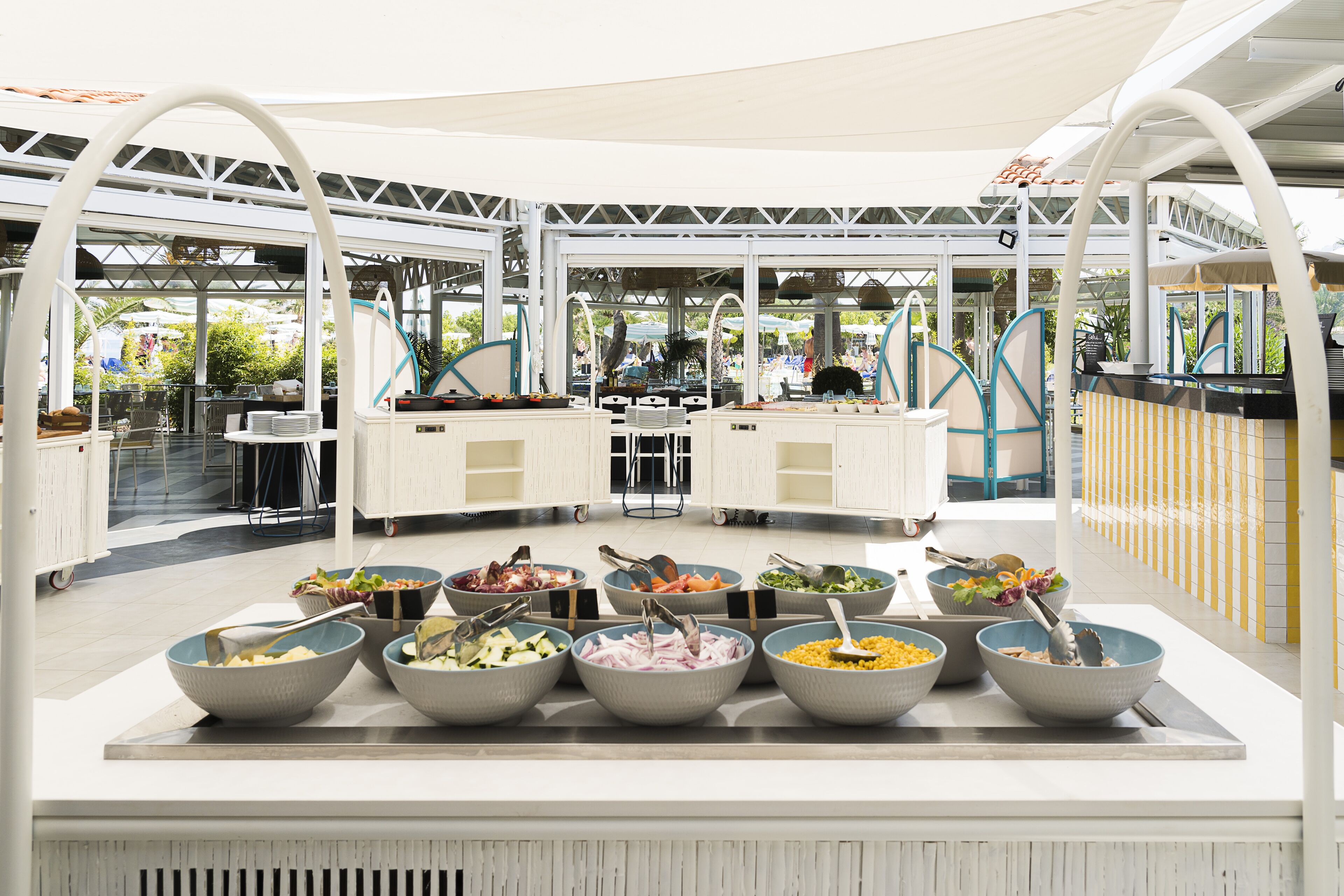 Un'area buffet con diverse ciotole di cibo e un banco di servizio centrale.