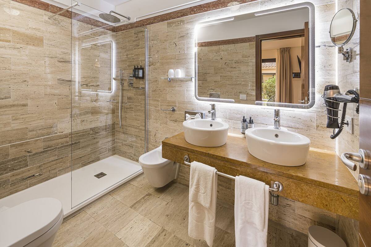 family bungalow | bathroom | free toiletries, hair dryer, bidet, towels