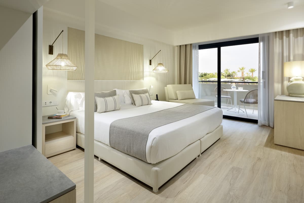 deluxe room, pool view | premium bedding, minibar, in-room safe, desk