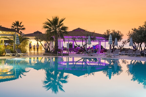 4 室外游泳池，池畔遮阳伞，日光浴躺椅