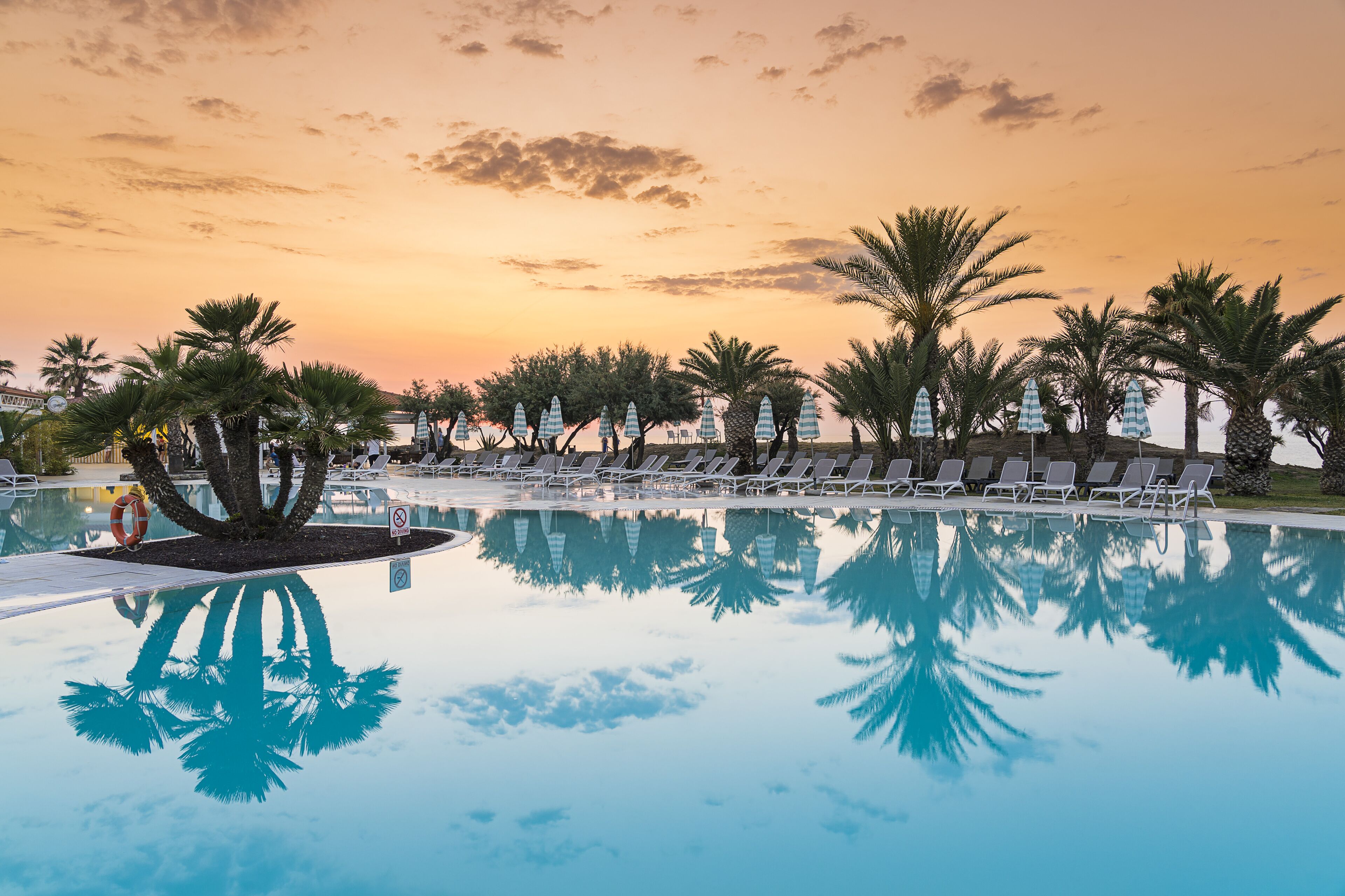 4 outdoor pools, pool umbrellas, pool loungers