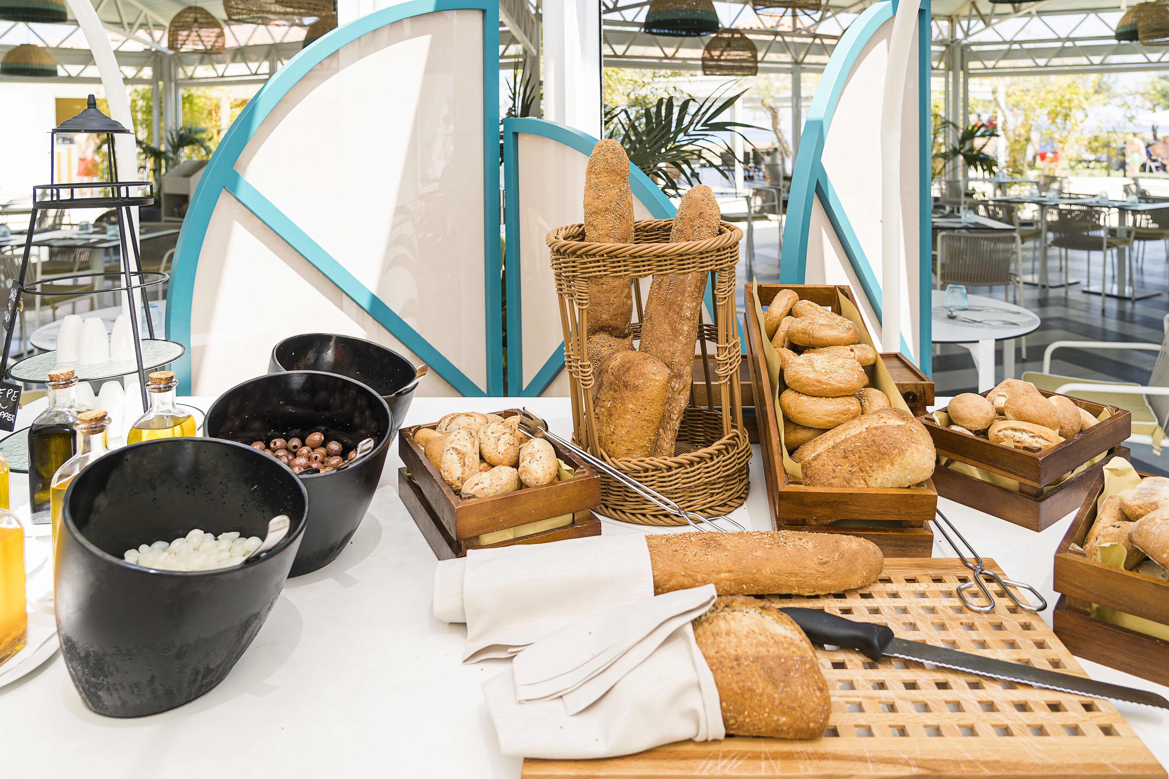 Un bufé de desayuno con panes, pasteles y salsas.
