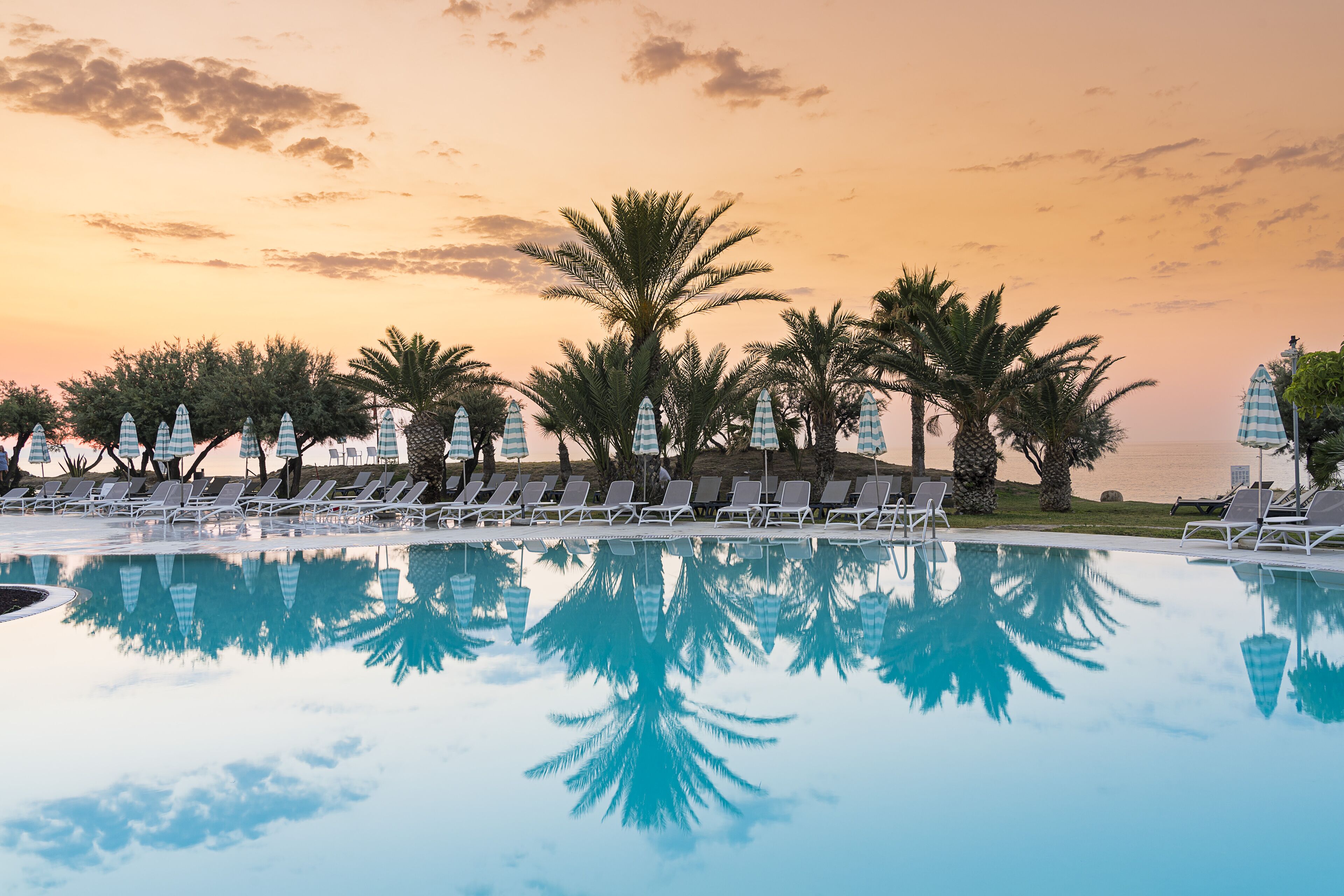4 Außenpools, Sonnenschirme, Liegestühle