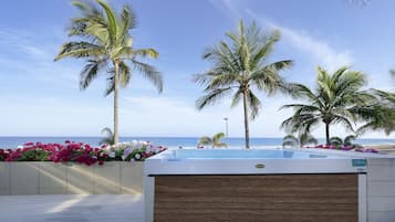 Suite - terrasse - havudsigt | Premium-sengetøj, minibar, skrivebord, gratis Wi-Fi