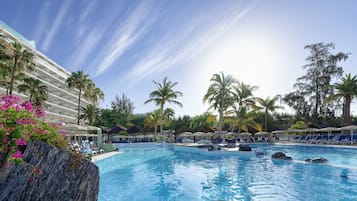 Piscine couverte, piscine extérieure, parasols de plage, chaises longues