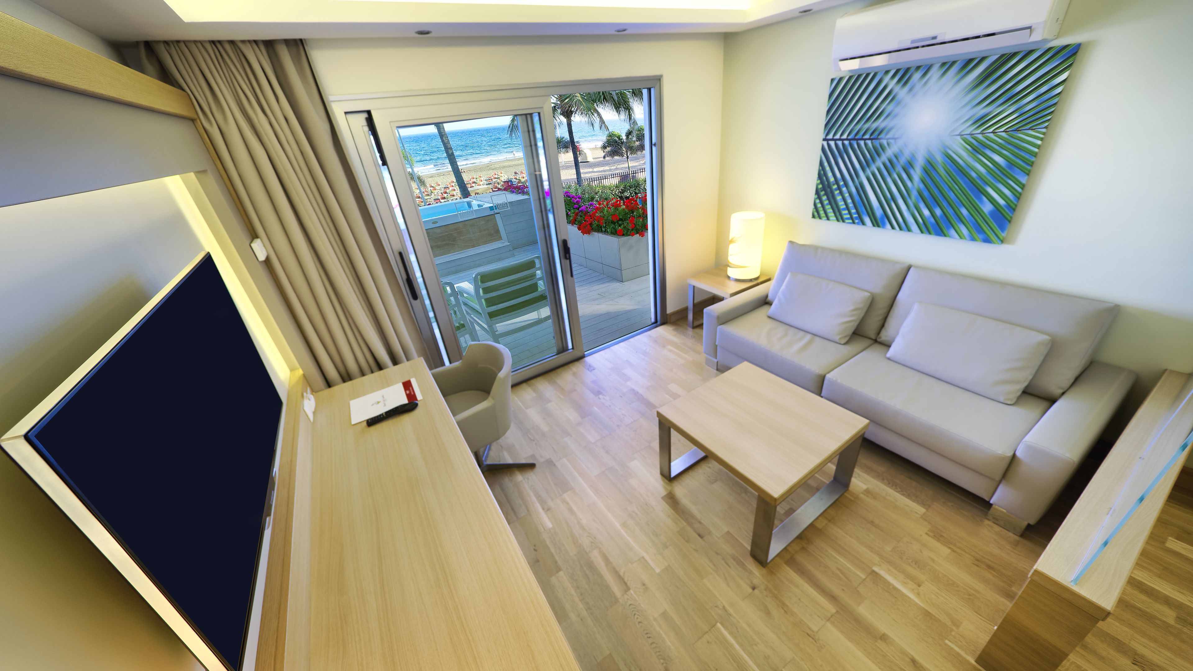 Suite, Terraza, vista al mar | Ropa de cama de alta calidad, minibar, escritorio y wifi gratis 