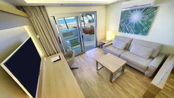Suite, Terraza, vista al mar | Ropa de cama de alta calidad, minibar, escritorio y wifi gratis