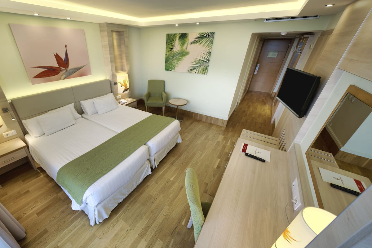 Premium bedding, minibar, desk, free WiFi