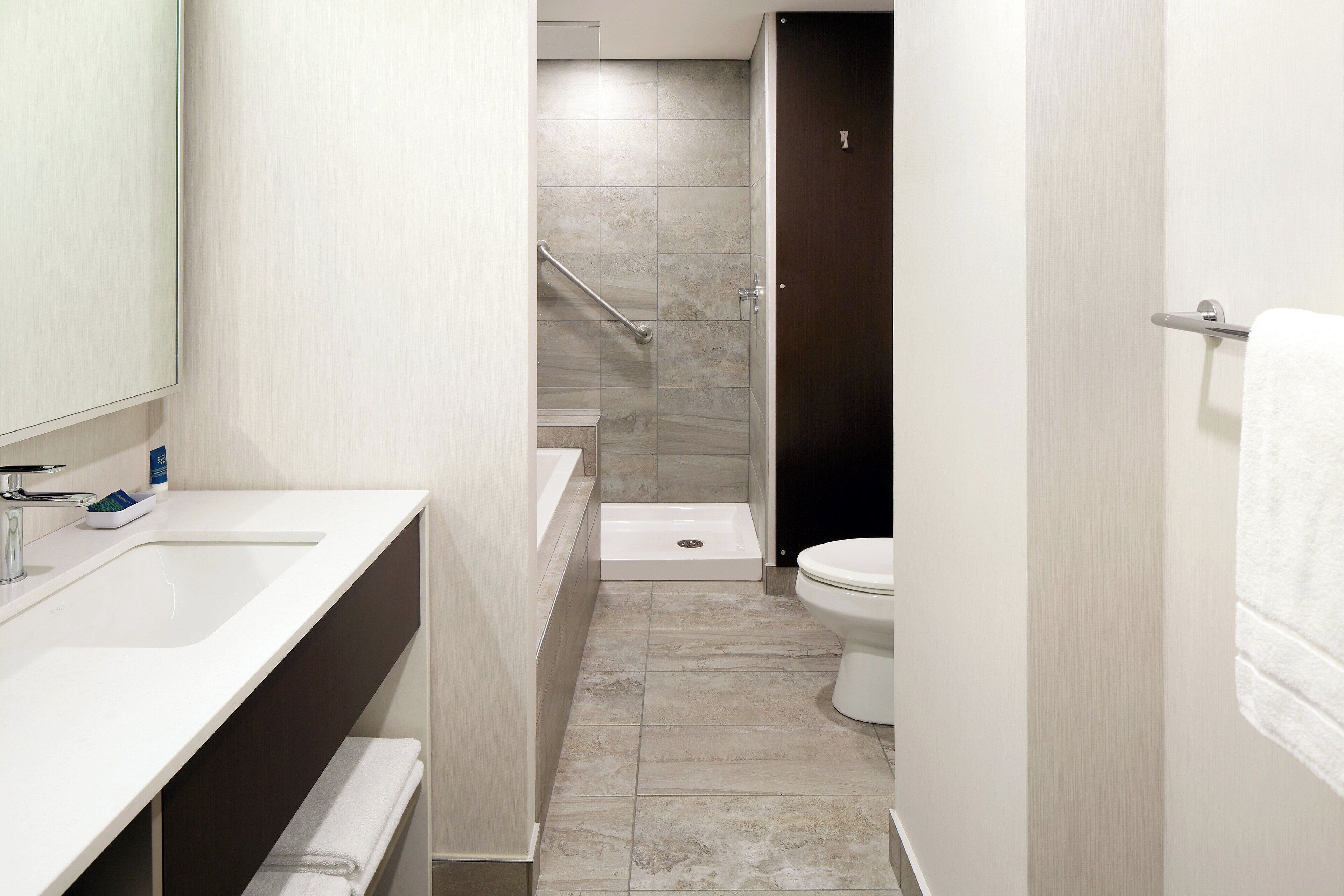 presidential suite, 2 bedrooms, city view (suite vice-présidentielle) | bathroom | free toiletries, hair dryer, towels