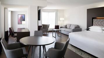 Junior suite, 1 kingsize bed met slaapbank | Luxe beddengoed, een bureau, verduisterende gordijnen