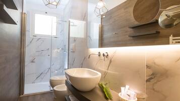 Apartamento conforto | Banheiro | Secador de cabelo, bidê, toalhas de banho, shampoo