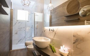 Secador de pelo, bidet, toallas, shampoo