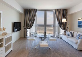 Apartamento de lujo, 2 habitaciones | Zona de estar | Una televisión de plasma