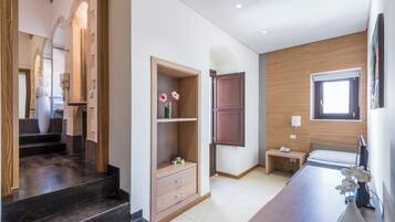 Minibar, in-room safe, individually decorated, individually furnished