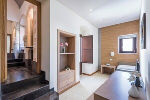Minibar, caja de seguridad en la habitación y escritorio