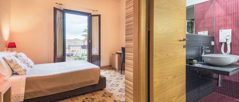 Un dormitorio con cama, ventana con cortinas y vista al exterior.