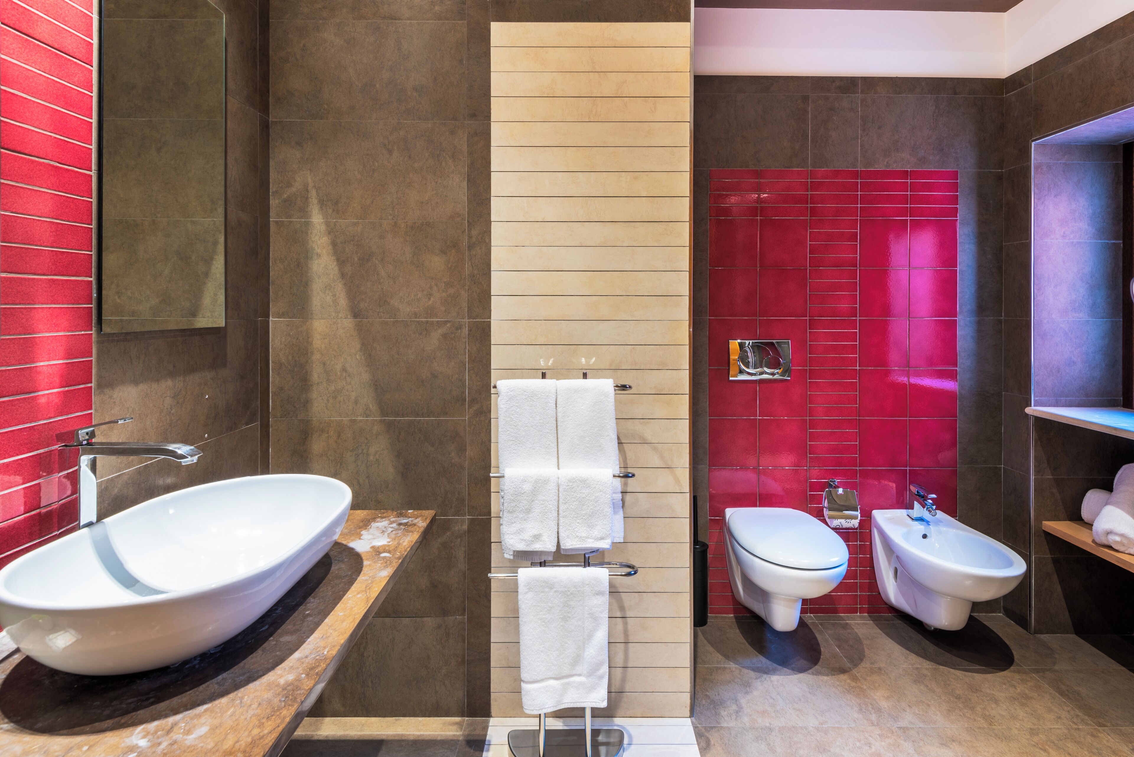 Un baño moderno con una bañera independiente, un inodoro y un bidé.