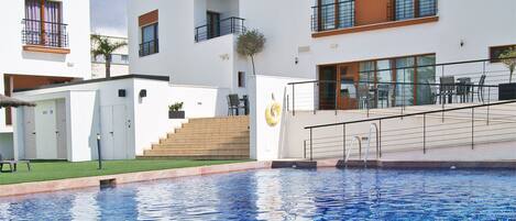 Piscine extérieure, parasols de plage, chaises longues