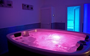 Indoor spa tub